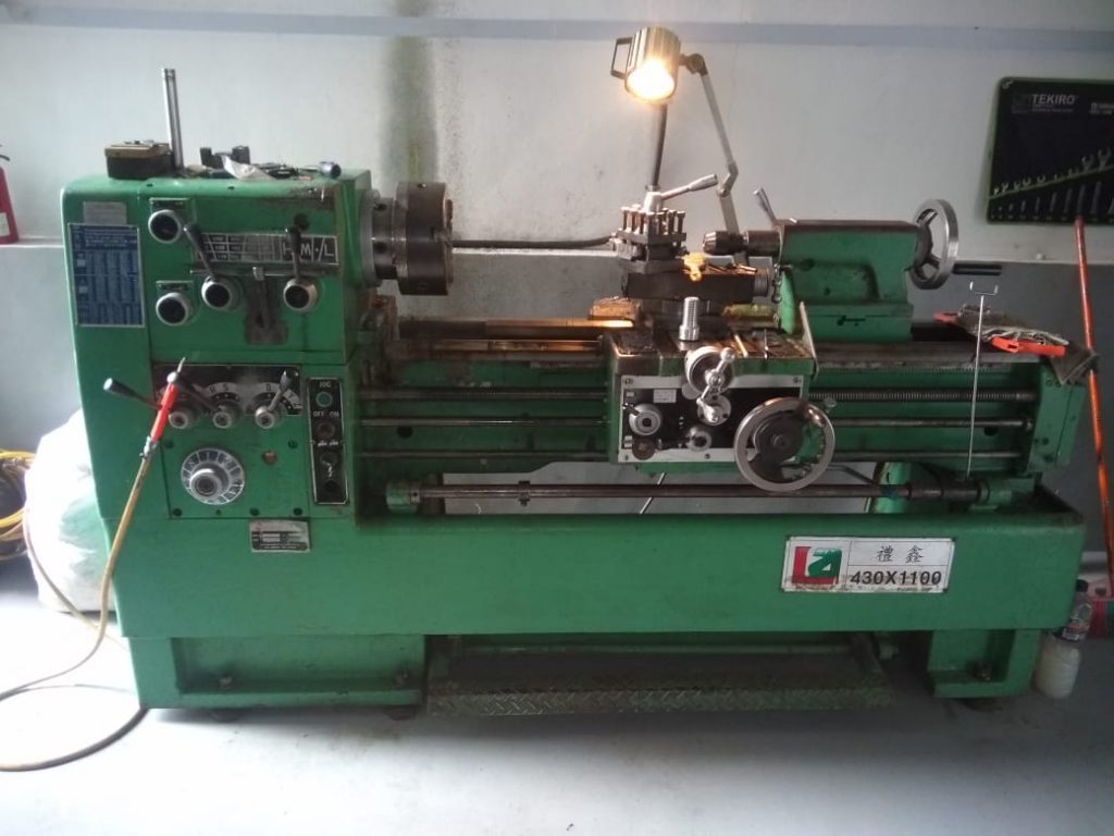 Manual Lathe Machine